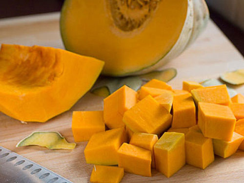 Bí ngô giàu hàm lượng sắt và kẽm, kẽm trực tiếp ảnh hưởng tới chức năng thành thục của hồng cầu. Bí ngô giàu hàm lượng sắt và kẽm, kẽm trực tiếp ảnh hưởng tới chức năng thành thục của hồng cầu.