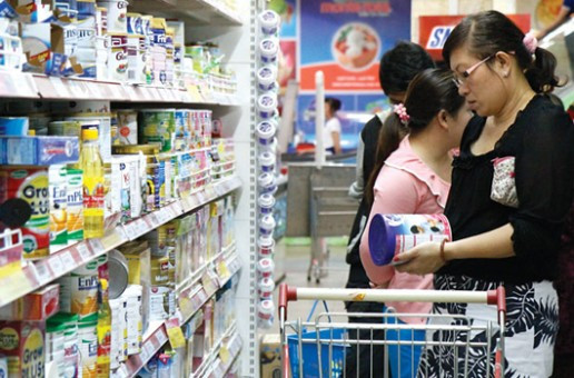 Sau sự cố sữa nhiễm khuẩn, nhiều mẹ lo lắng không biết chọn loại sữa nào để thay thế cho con. Ảnh minh họa. Sau sự cố sữa nhiễm khuẩn, nhiều mẹ lo lắng không biết chọn loại sữa nào để thay thế cho con. Ảnh minh họa.