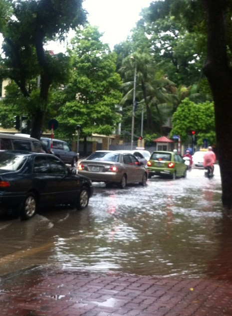 Các phương tiện xếp hàng dài, di chuyển khó khăn do nước dâng cao. Các phương tiện xếp hàng dài, di chuyển khó khăn do nước dâng cao.