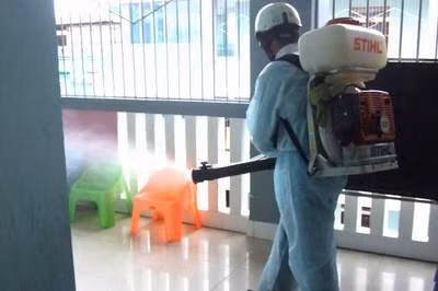 Phun thuốc diệt muỗi.