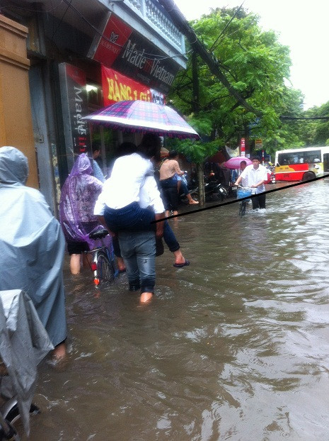 Cảnh tượng bì bõm giữa lòng thủ đô. Cảnh tượng bì bõm giữa lòng thủ đô.