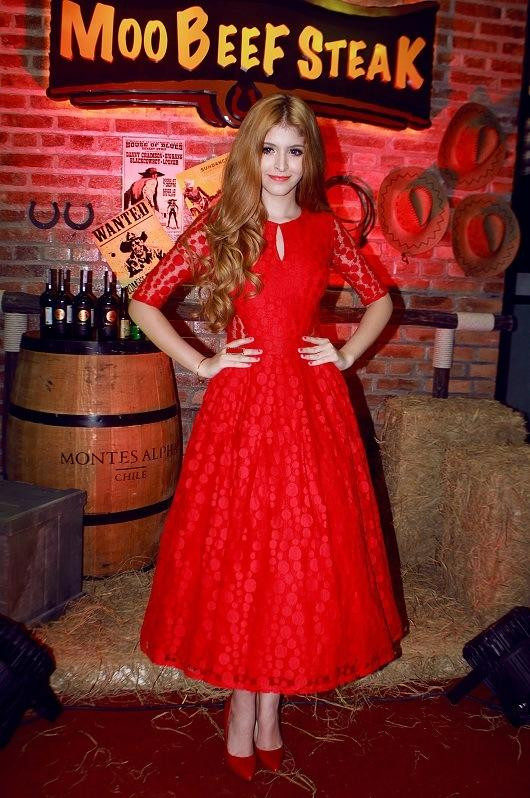 Andrea rực rỡ trong chiếc đầm đỏ. Andrea rực rỡ trong chiếc đầm đỏ.