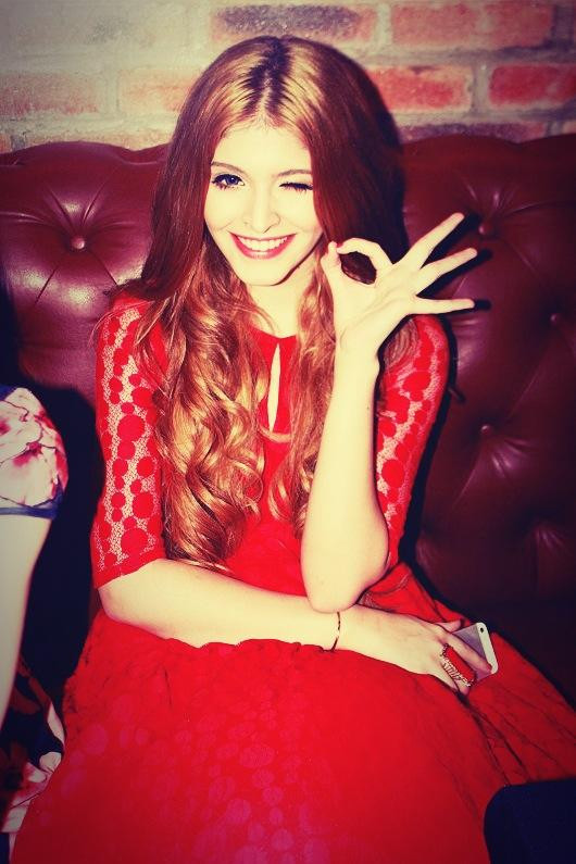 Cô nhí nhảnh tạo dáng trước ống kính. Cô nhí nhảnh tạo dáng trước ống kính.