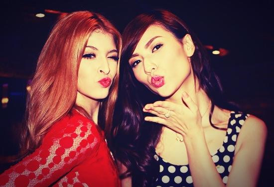 Andrea Aybar chụp hình xi tin cùng Hồng Quế. Andrea Aybar chụp hình xi tin cùng Hồng Quế.