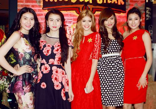 Và chụp hình cùng bạn bè. Và chụp hình cùng bạn bè.