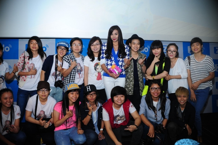 Cô chụp hình lưu niệm cùng fan. Cô chụp hình lưu niệm cùng fan.