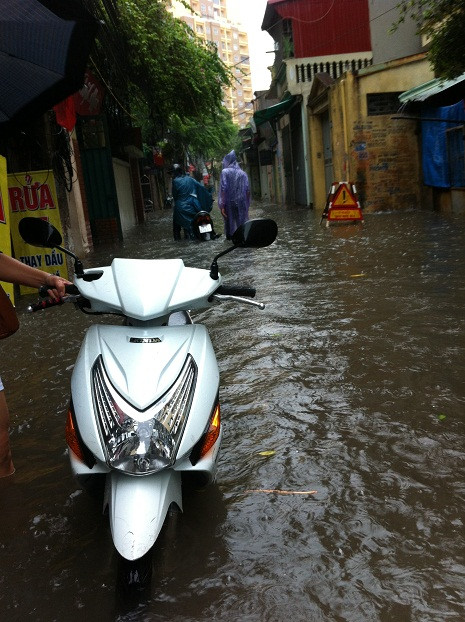 Hàng loạt xe chết máy phải dắt bộ trong dòng nước. Hàng loạt xe chết máy phải dắt bộ trong dòng nước.