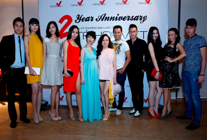 Ở tuổi 31, Xuân Lan mới lên xe hoa với phó đạo diễn Thành Nam. Tuy nhiên, từ sau ngày cưới Xuân Lan rất hiếm khi xuất hiện cùng chồng trước đám đông và luôn né tránh nói về hôn nhân. Cô chia sẻ, hai vợ chồng có khi cả tuần không gặp nhau vì quá bận rộn. Nhiều người đồn cuộc hôn nhân của Xuân Lan và chồng gặp trục trặc hơn một năm nay và cả hai hiện sống ly thân. Thậm chí còn có tin Xuân Lan đã bí mật ly hôn. Bản thân Xuân Lan cũng nhiều lần tâm sự rằng cô rất cô đơn, luôn phải cố gắng suy nghĩ lạc quan để vượt qua chuyện buồn, sống vững vàng hơn. Ở tuổi 31, Xuân Lan mới lên xe hoa với phó đạo diễn Thành Nam. Tuy nhiên, từ sau ngày cưới Xuân Lan rất hiếm khi xuất hiện cùng chồng trước đám đông và luôn né tránh nói về hôn nhân. Cô chia sẻ, hai vợ chồng có khi cả tuần không gặp nhau vì quá bận rộn. Nhiều người đồn cuộc hôn nhân của Xuân Lan và chồng gặp trục trặc hơn một năm nay và cả hai hiện sống ly thân. Thậm chí còn có tin Xuân Lan đã bí mật ly hôn. Bản thân Xuân Lan cũng nhiều lần tâm sự rằng cô rất cô đơn, luôn phải cố gắng suy nghĩ lạc quan để vượt qua chuyện buồn, sống vững vàng hơn.