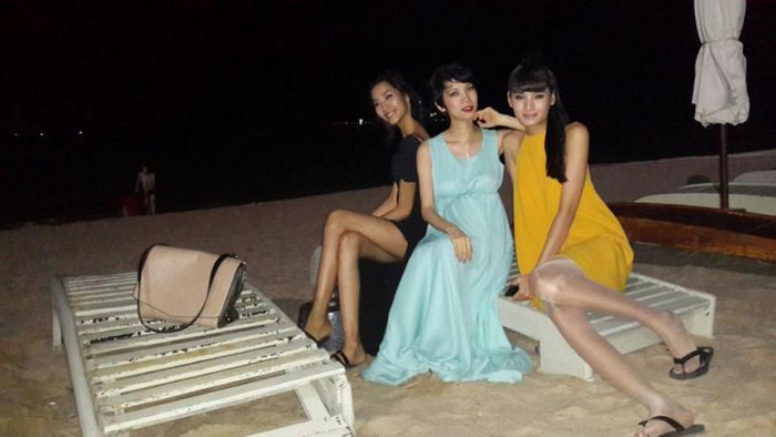 Xuân Lan vui vẻ chụp hình cũng Hoàng Thùy và Lê Thúy trên bãi biển. Xuân Lan vui vẻ chụp hình cũng Hoàng Thùy và Lê Thúy trên bãi biển.