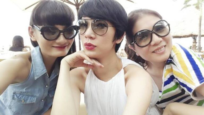 Xuân Lan vui vẻ chụp hình cùng bạn bè. Xuân Lan vui vẻ chụp hình cùng bạn bè.