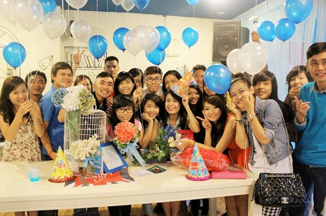 Cô luôn cười tươi trong suốt bữa tiệc.