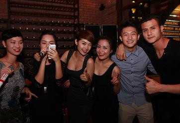 Cô chọn cho mình chiếc đầm đen quyến rũ.