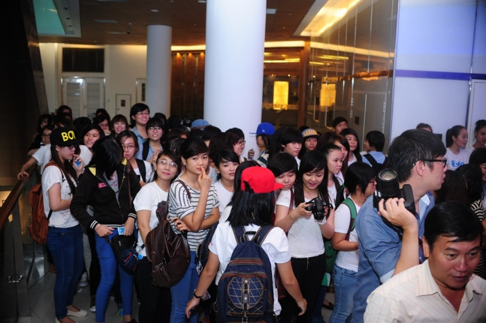 Rất nhiều fan hâm mộ chờ sự xuất hiện của Thanh Hằng. Rất nhiều fan hâm mộ chờ sự xuất hiện của Thanh Hằng.