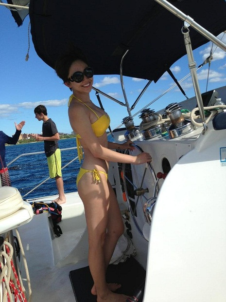 Cùng với mái tóc tém tăng thêm nét cá tính cho cô. Cùng với mái tóc tém tăng thêm nét cá tính cho cô.