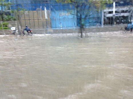 Lòng đường trở thành biển nước. Lòng đường trở thành biển nước.