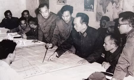 Đại tướng Tổng tư lệnh Võ Nguyên Giáp duyệt phương án đánh B52 của Mỹ tập kích vào Hà Nội năm 1972 tại Sở chỉ huy Quân chủng Phòng không - Không quân