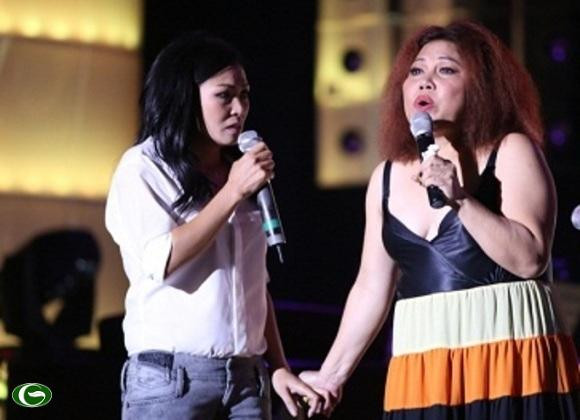 Phương Thanh sát cánh bên Siu Black vượt qua khó khăn. Phương Thanh sát cánh bên Siu Black vượt qua khó khăn.