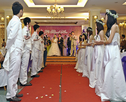 Trong khuôn khổ triển lãm, vào 11giờ và 17giờ sẽ diễn chương trình Chạy mẫu kịch bản cưới. Trong khuôn khổ triển lãm, vào 11giờ và 17giờ sẽ diễn chương trình Chạy mẫu kịch bản cưới.