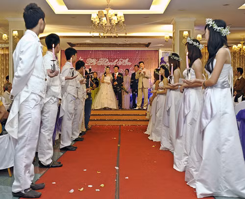 Trong khuôn khổ triển lãm, vào 11giờ và 17giờ sẽ diễn chương trình Chạy mẫu kịch bản cưới.