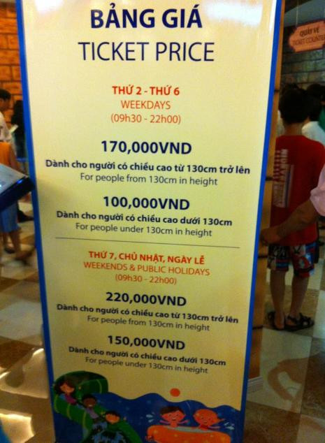 Bảng giá niêm yết của khu Công viên nước trong nhà. Bảng giá niêm yết của khu Công viên nước trong nhà.