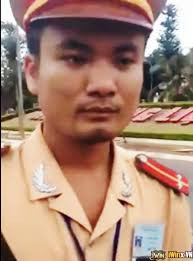 Trung úy CSGT Mai Bá Thi - người được cho là đã 'ăn chặn' tiền vi phạm của tài xế (Ảnh cắt từ video clip) Trung úy CSGT Mai Bá Thi - người được cho là đã 'ăn chặn' tiền vi phạm của tài xế (Ảnh cắt từ video clip)