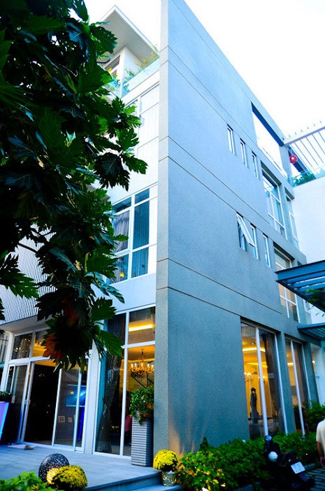 Căn nhà thiết kế gần gũi với thiên nhiên nhưng không kém phần trẻ trung, sang trọng.