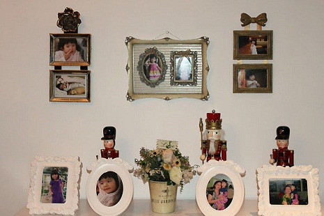 Trong phòng trang trí nhiều khung ảnh ghi lại những khoảnh khắc từ thời thơ ấu của chủ nhân.