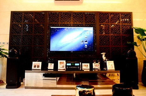 Tủ đứng được thiết kế cầu kỳ. Xung quanh trưng bày những hình ảnh của gia đình.