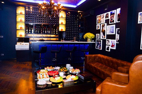 Đây là căn phòng sinh hoạt chung của cả nhà. Tại đây, khách có thể ngồi thưởng thức rượu quý cũng như vừa hát karaoke thư giãn.