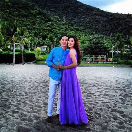 Tăng Thanh Hà khoe nụ cười rạng rỡ bên chồng khi cả hai cùng đi du lịch ở nước ngoài.