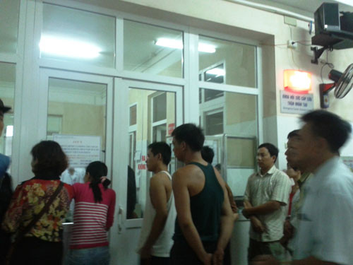 Người nhà các nạn nhân đứng đợi trước cửa phòng cấp cứu bệnh viện Bãi Cháy lúc 6 giờ sáng nay. nh: Thúy Hằng