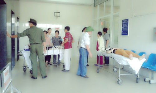 Các nạn nhân được sơ cứu sau vụ tai nạn kinh hoàng tại Bệnh viện đa khoa Bãi Cháy. Ảnh: Thúy Hằng