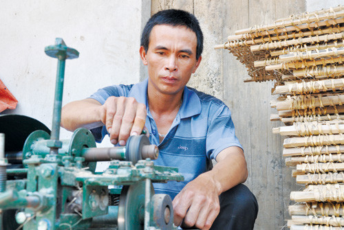Bùi Văn Dự và chiếc máy giúp bà con có thể thoát nghèo từ thân nứa - Ảnh: Thúy Hằng Bùi Văn Dự và chiếc máy giúp bà con có thể thoát nghèo từ thân nứa - Ảnh: Thúy Hằng