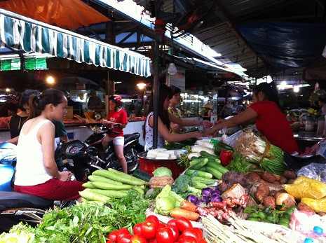 Rau xanh tăng mạnh trong ngày bão đổ bộ.
