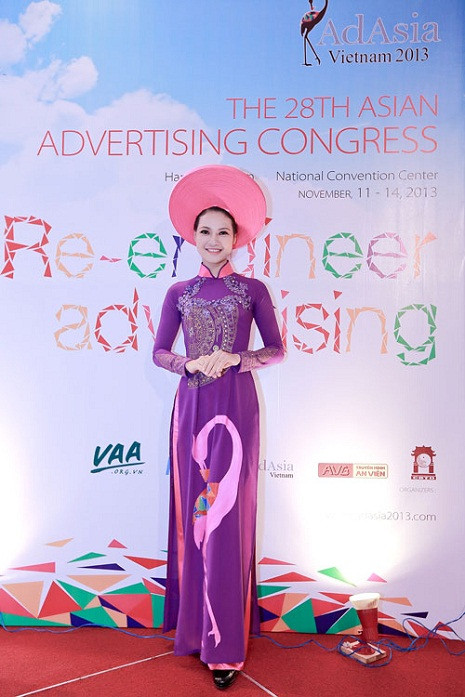 Cô tạo ấn tượng về cô gái Việt Nam thân thiện, nền nã. Cô tạo ấn tượng về cô gái Việt Nam thân thiện, nền nã.