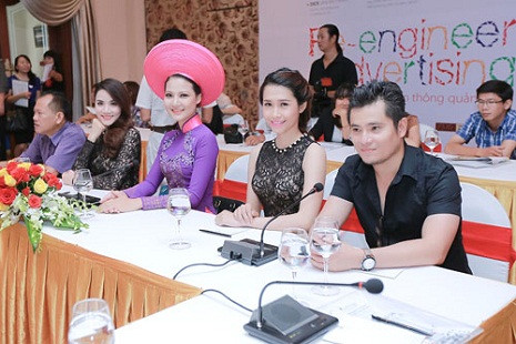 Trần Thị Quỳnh trong buổi họp báo. Trần Thị Quỳnh trong buổi họp báo.