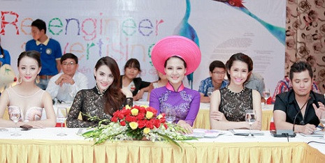 Ngoài Hoa hậu thể thao, trong buổi họp báo này còn có người mẫu Trang Nhung (bên trái). Ngoài Hoa hậu thể thao, trong buổi họp báo này còn có người mẫu Trang Nhung (bên trái).