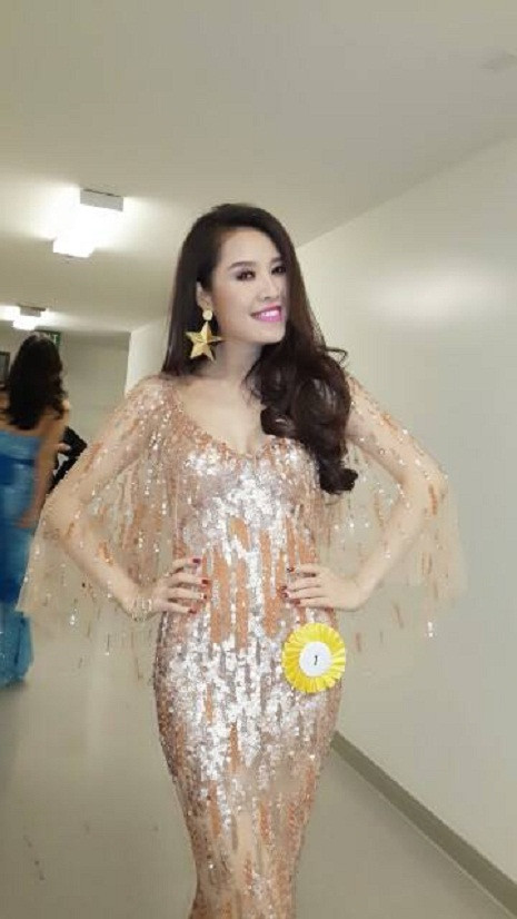 Quế Vân lộng lẫy trong bộ váy kim sa của nhà thiết kế Hoàng Hải.