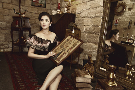 Đôi mắt buồn man mác cùng ánh nhìn diệu vợi của Lý Nhã Kỳ luôn khiến người đối diện như gặp phải "ma lực".