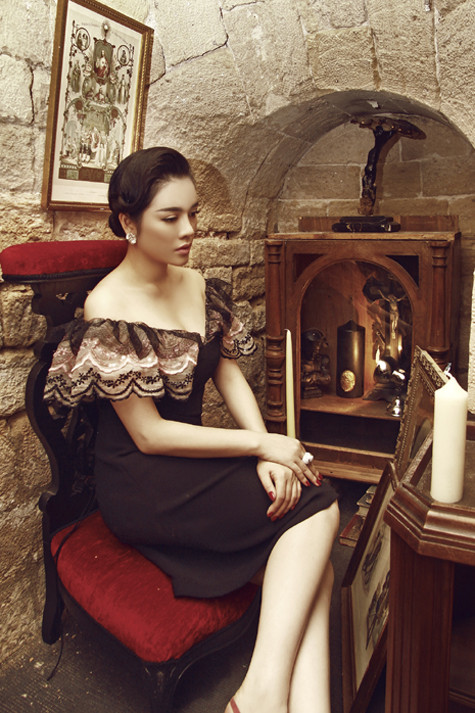 Nét quyến rũ nằm ở viền ren ở cổ áo được làm bằng tay với họa tiết tinh xảo, các tầng ren ở cổ áo cũng được làm bằng tay để đính lại với nhau.