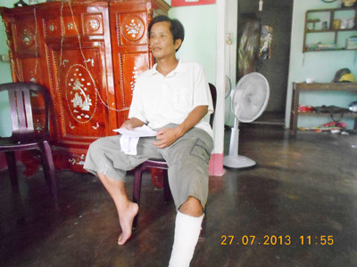 Anh Hoàng bị người nhà chồng của tình nhân đánh đến gãy chân, hiện chưa hồi phục. Anh Hoàng bị người nhà chồng của tình nhân đánh đến gãy chân, hiện chưa hồi phục.