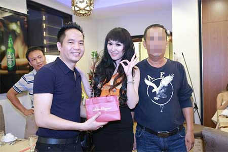 Người đàn ông (bên phải) trong nghi án giựt chồng của Phi Thanh Vân. Người đàn ông (bên phải) trong nghi án giựt chồng của Phi Thanh Vân.