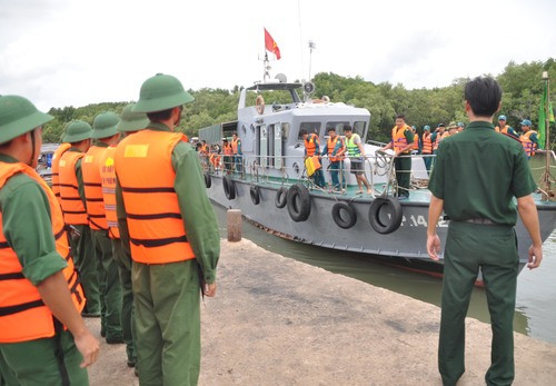 Bộ đội biên phòng triển khai tàu tìm kiếm người còn mất tích. Ảnh: Quốc Thắng.