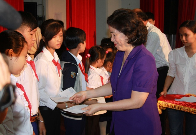 Bà Mai Kiều Liên – Chủ tịch HĐQT kiêm Tổng Giám đốc Vinamilk trao học bổng cho học sinh tại Bến Tre. Bà Mai Kiều Liên – Chủ tịch HĐQT kiêm Tổng Giám đốc Vinamilk trao học bổng cho học sinh tại Bến Tre.