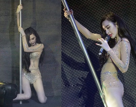 Angela Phương Trinh trong trang phục phản cảm biểu diễn ở quán bar ngày 22/8. Angela Phương Trinh trong trang phục phản cảm biểu diễn ở quán bar ngày 22/8.