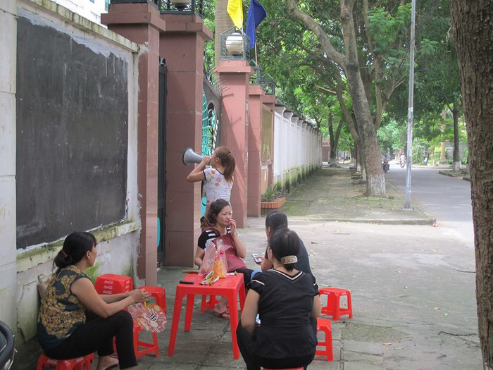 Các chủ nợ bắc loa chửi bới, yêu cầu bà Yến hoàn trả số tiền đã vay. Các chủ nợ bắc loa chửi bới, yêu cầu bà Yến hoàn trả số tiền đã vay.