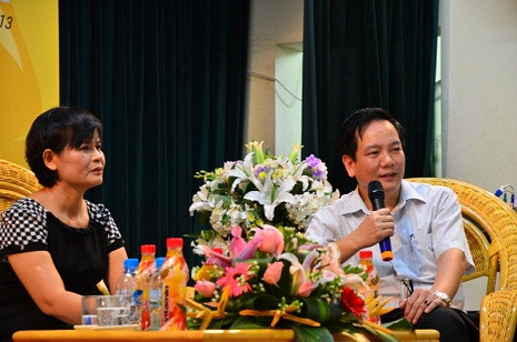 Ts.Lâm Quốc Hùng, Trưởng phòng Giám sát ngộ độc thực phẩm, Cục An toàn thực phẩm Bộ Y tế và Bác sĩ Lê Thị Hải - Trưởng phòng khám Dinh dưỡng - Viện Dinh dưỡng Quốc gia tham gia trong buổi hội thảo.