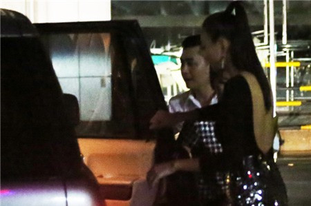 Anh chàng tháp tùng người đẹp ra về. Anh chàng tháp tùng người đẹp ra về.