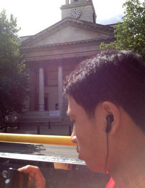 "Running man" tham quan London. "Running man" tham quan London.