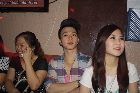 "Chàng trai tin đồn" xuất hiện trong buổi offline FC của Hương Tràm tại Hà Nội.